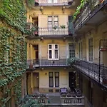 Broadway 43 Apartment